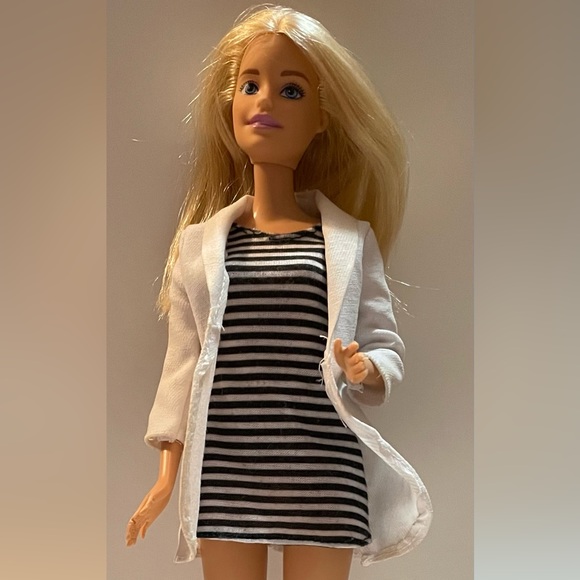 Barbie Careers Dentist Doll - Picture 1 of 4